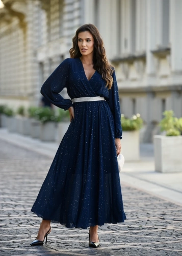 pol_pl_Elegancka-sukienka-maxi-ze-srebrnym-paskiem-Ricca-1411_2.webp
